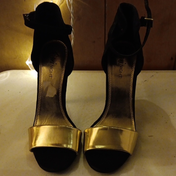 FIONI Clothing Elegant Black and Gold Heels - Picture 1 of 2